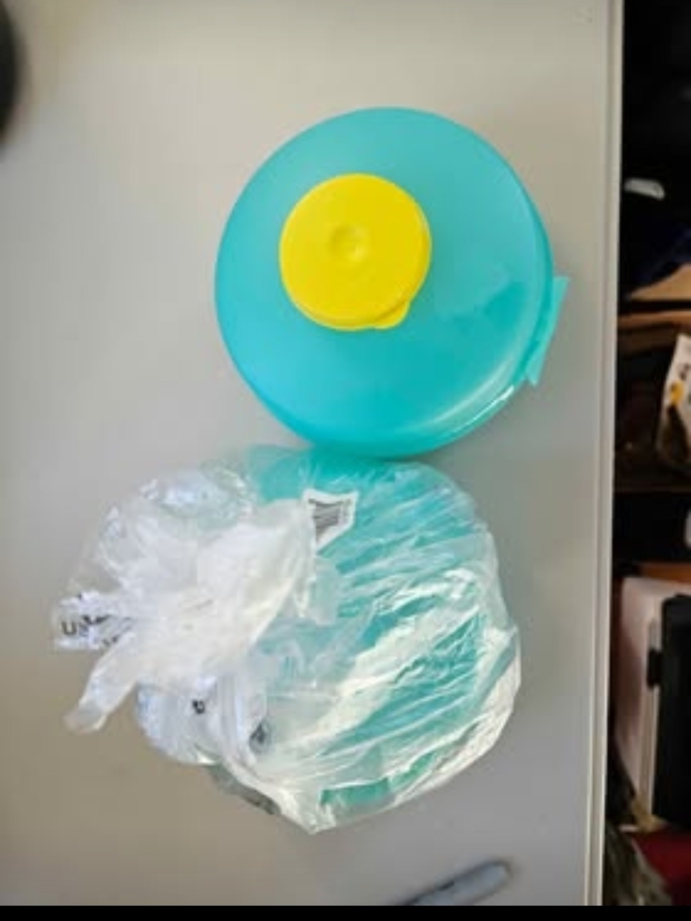 Tupperware Turquoise Plastic Bagel Container with Cream Cheese Holder With Lid